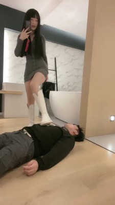 图片[2]_【偏不S】长靴白袜全体重踩踏 bf20110_HD绳艺资源