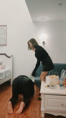 图片[3]_【香香小公举】和素人表姐玩狗-训练/脚喂食酸奶 bf20238_HD绳艺资源