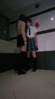 【若依】楼道抓住变装狗【完整版】 bf20727_HD绳艺资源