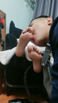 【明明】伺候小姐姐舔脚 bf20419_HD绳艺资源