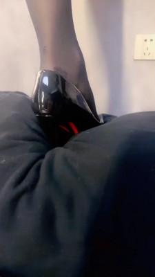 图片[2]_【冷凝大大】3双高跟鞋全体重踩踏 bf23772_HD绳艺资源