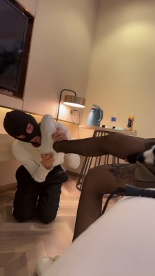 图片[2]_【伊妮】素人小姐姐让狗舔超脏小白鞋 bf23755_HD绳艺资源