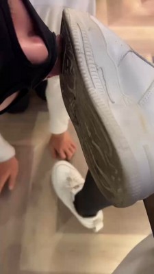 图片[4]_【伊妮】素人小姐姐让狗舔超脏小白鞋 bf23755_HD绳艺资源