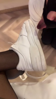 图片[6]_【伊妮】素人小姐姐让狗舔超脏小白鞋 bf23755_HD绳艺资源