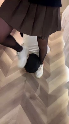 图片[8]_【伊妮】素人小姐姐让狗舔超脏小白鞋 bf23755_HD绳艺资源