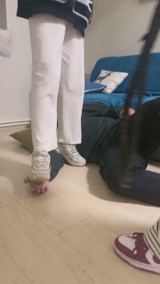 图片[8]_【酒酿丸子】双S学生妹运动鞋狂踩【续集【双视角版】 bf23726_HD绳艺资源