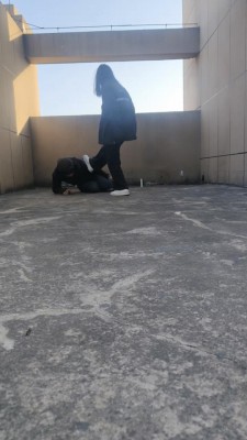 图片[3]_【最抗揍M】精神小妹天台高难度挑战虐 bf23664_HD绳艺资源