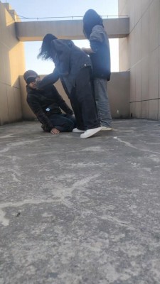 图片[4]_【最抗揍M】精神小妹天台高难度挑战虐 bf23664_HD绳艺资源