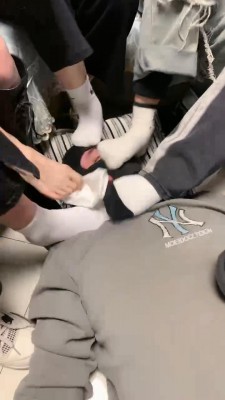 图片[4]_【精神小妹】群调特写视角舔脚踩踏 bf23841_HD绳艺资源