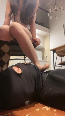 图片[7]_【泡芙大大】女神及膝袜踩狗脸/脚踩喂食 bf24260_HD绳艺资源