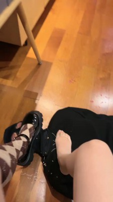 图片[8]_【泡芙大大】女神及膝袜踩狗脸/脚踩喂食 bf24260_HD绳艺资源