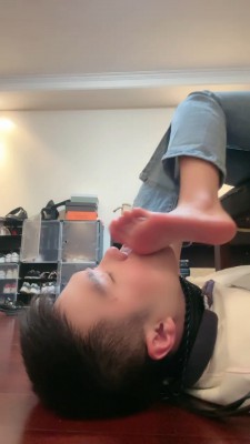 图片[8]_【桃幼幼】强迫狗奴吃袜子/运动鞋踩脸 bf24408_HD绳艺资源