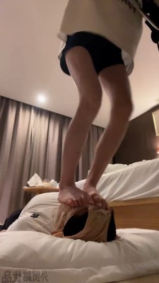 图片[2]_【精神小妹】脚+口喂食专场/全体重踩 bf24421_HD绳艺资源