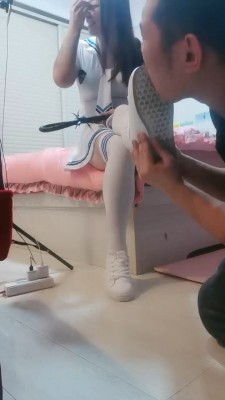 图片[2]_【明明】舔闻小白鞋过膝袜/踩踏喂食 bf24354_HD绳艺资源