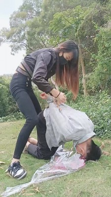 图片[2]_【美娜格格】剧情-卖花女暴揍猥琐男/白袜深喉/转胯/腿绞 bf24625_HD绳艺资源