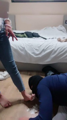 图片[6]_【西西】学妹开发萌新狗清理鞋子/脚喂食蛋糕/深喉 bf24492_HD绳艺资源