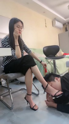 图片[4]_【素人星探】火辣老师严厉-藤条抽/强迫舔脏鞋底【完整版】 bf24738_HD绳艺资源