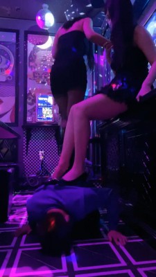 【桃子/榕s】姐妹花ktv双调贱狗-皮靴踩踏/高跟鞋插嘴【双视角版】bf24797_HD绳艺资源