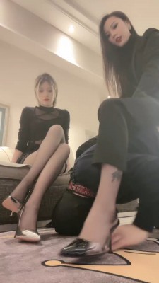 【萱萱S】高跟黑丝全体重踩踏/吃烟灰吃口水【双视角版】 bf24786_HD绳艺资源