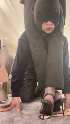 图片[4]_【萱萱S】高跟黑丝全体重踩踏/吃烟灰吃口水【双视角版】 bf24786_HD绳艺资源