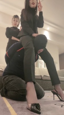 图片[9]_【萱萱S】高跟黑丝全体重踩踏/吃烟灰吃口水【双视角版】 bf24786_HD绳艺资源