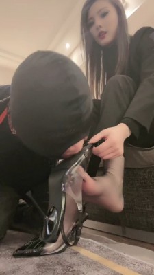 图片[10]_【萱萱S】高跟黑丝全体重踩踏/吃烟灰吃口水【双视角版】 bf24786_HD绳艺资源