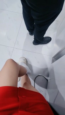 【嘉妮】奖励圈养家奴闻袜舔脚 bf24805_HD绳艺资源