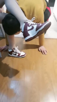 图片[10]_【海绵大大】踩双狗/地板喂食/踩踏/拧耳朵 bf24760_HD绳艺资源