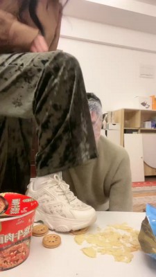 【奈奈生】袜子堵嘴艺术踩踏喂食 bf25030_HD绳艺资源