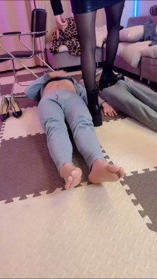 图片[8]_【伊晨】高跟全体重踩双狗 bf25370_HD绳艺资源