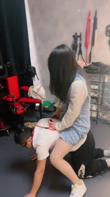 【冷凝大大】小白鞋艺术狗舔/耳光/骑马/掐狗窒息 bf25240_HD绳艺资源