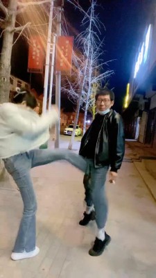 【孤傲女帝】带闺蜜户外暴踹踢裆/室内全体重踩头 bf25273_HD绳艺资源