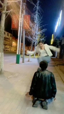 图片[2]_【孤傲女帝】带闺蜜户外暴踹踢裆/室内全体重踩头 bf25273_HD绳艺资源