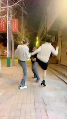 图片[4]_【孤傲女帝】带闺蜜户外暴踹踢裆/室内全体重踩头 bf25273_HD绳艺资源