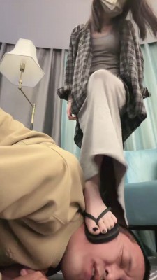 图片[2]_【阿月】拖鞋碾压狗脸/裸足踩狗/鞋抽耳光 bf25200_HD绳艺资源