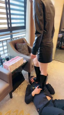 图片[6]_【高难度挑战美学】御姐皮靴重度虐狗-踢裆/踩头跺狗爪/腿绞/虐乳 bf25173_HD绳艺资源