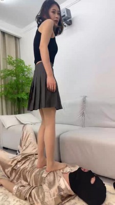 图片[2]_【狗哥】高跟诱惑调-丝袜脚扩张狗嘴/踩踏裸足捂脸窒息 bf25563_HD绳艺资源