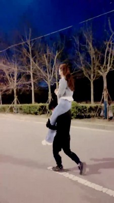 图片[2]_【语阳】小白鞋女神-超强户外骑马/骑脖子/重度耳光/狗链遛狗 bf25517_HD绳艺资源