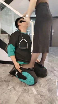 【辣姐S】高跟踩踏高难度挑战耳光/塞艺术装置/吃丝袜/人体家具 bf25777_HD绳艺资源