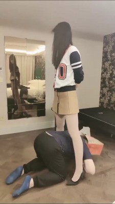 图片[2]_【聆彤】身高差女主-高跟踩/骑马转胯/吃口水/臭脚捂脸 bf25753_HD绳艺资源