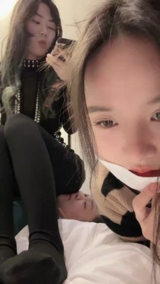 图片[2]_【暴躁小溪】姐妹花-坐脸+臭脚捂脸窒息【双视角版】 bf26133_HD绳艺资源