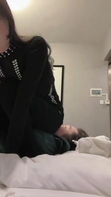 图片[9]_【暴躁小溪】姐妹花-坐脸+臭脚捂脸窒息【双视角版】 bf26133_HD绳艺资源