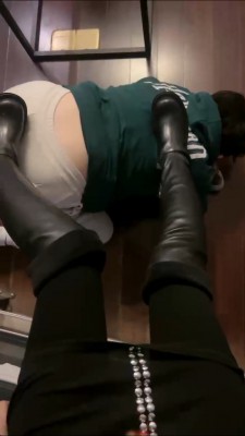 【暴躁小溪】姐妹花-骑马长靴踩/艺术闻鞋舔臭脚【双视角版】bf26131_HD绳艺资源