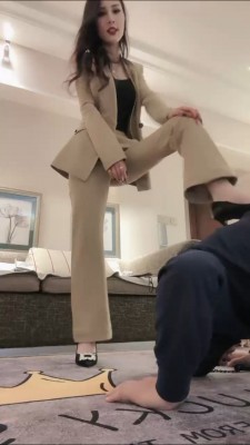 图片[3]_【萱萱】车模长腿虐杀-高跟踩/耳光抽/吃口水/凳脚深喉 bf26134_HD绳艺资源