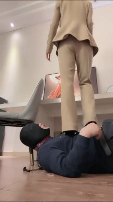 图片[10]_【萱萱】车模长腿虐杀-高跟踩/耳光抽/吃口水/凳脚深喉 bf26134_HD绳艺资源