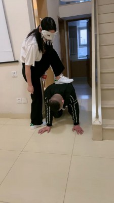 【香菜】小白鞋女神的脚奴/踩踏喂食 bf25950_HD绳艺资源