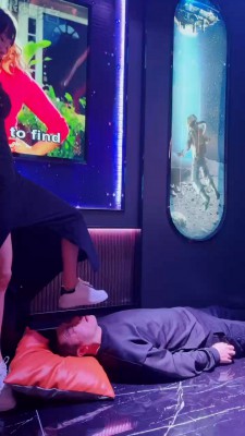 图片[3]_套路直播视频【精神小妹】双S-KTV-全体重踩踏/舔鞋逗狗 bf26153_HD绳艺资源