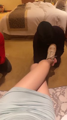 图片[9]_套路直播视频【KiKi】双狗争宠比赛-提档/遛狗/运动鞋踩踏/棉袜跪舔【完整版】 bf26465_HD绳艺资源