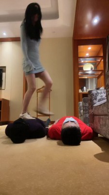 图片[10]_套路直播视频【KiKi】双狗争宠比赛-提档/遛狗/运动鞋踩踏/棉袜跪舔【完整版】 bf26465_HD绳艺资源