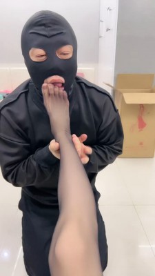 图片[5]_套路直播视频【文文S】人体烟灰缸/舔脏靴子/吃口水耳光【双视角版】 bf26417_HD绳艺资源